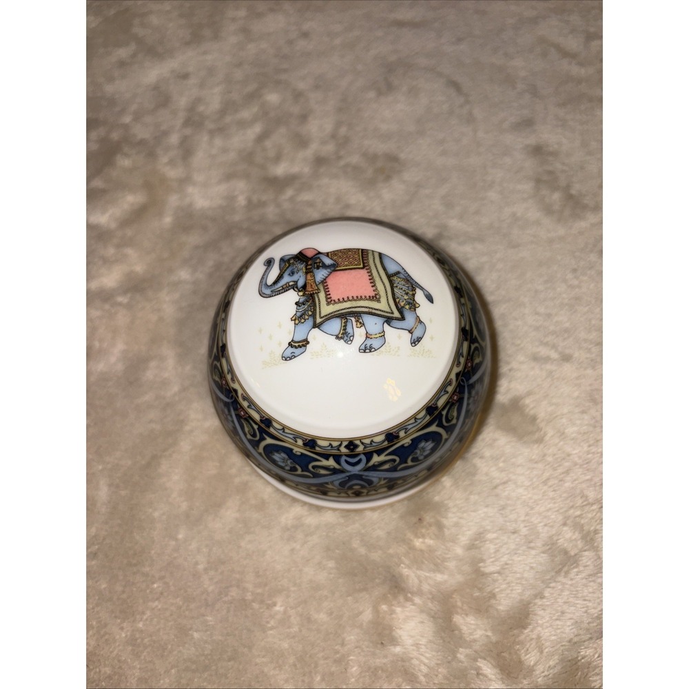 Wedgwood Blue Elephant Dome Paperweight